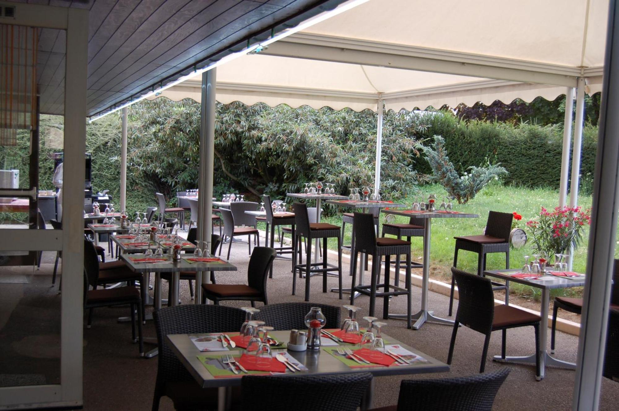 Logis Hotel Lons-Le-Saunier - Restaurant Le Grill Ресторант снимка