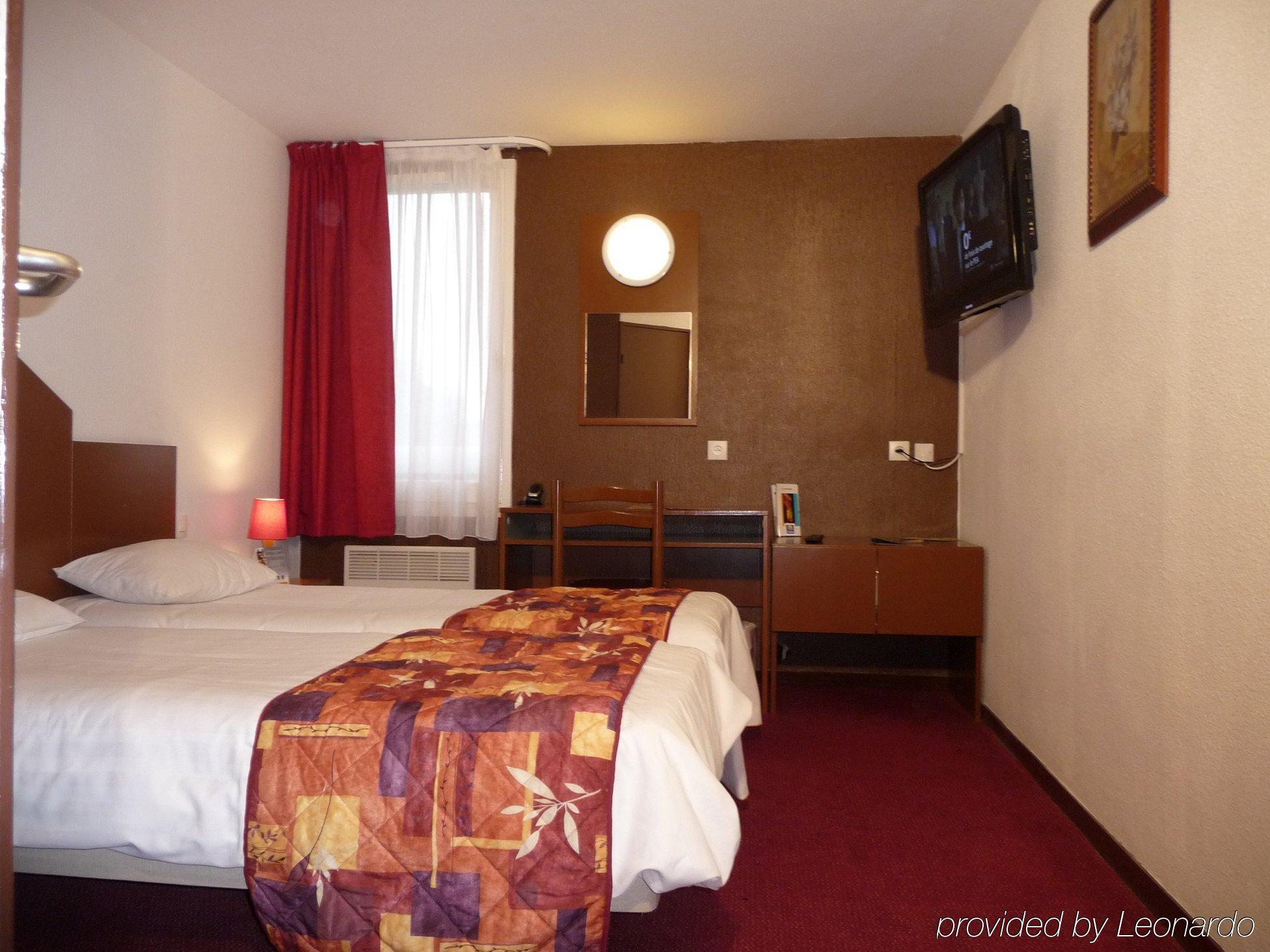 Logis Hotel Lons-Le-Saunier - Restaurant Le Grill Стая снимка