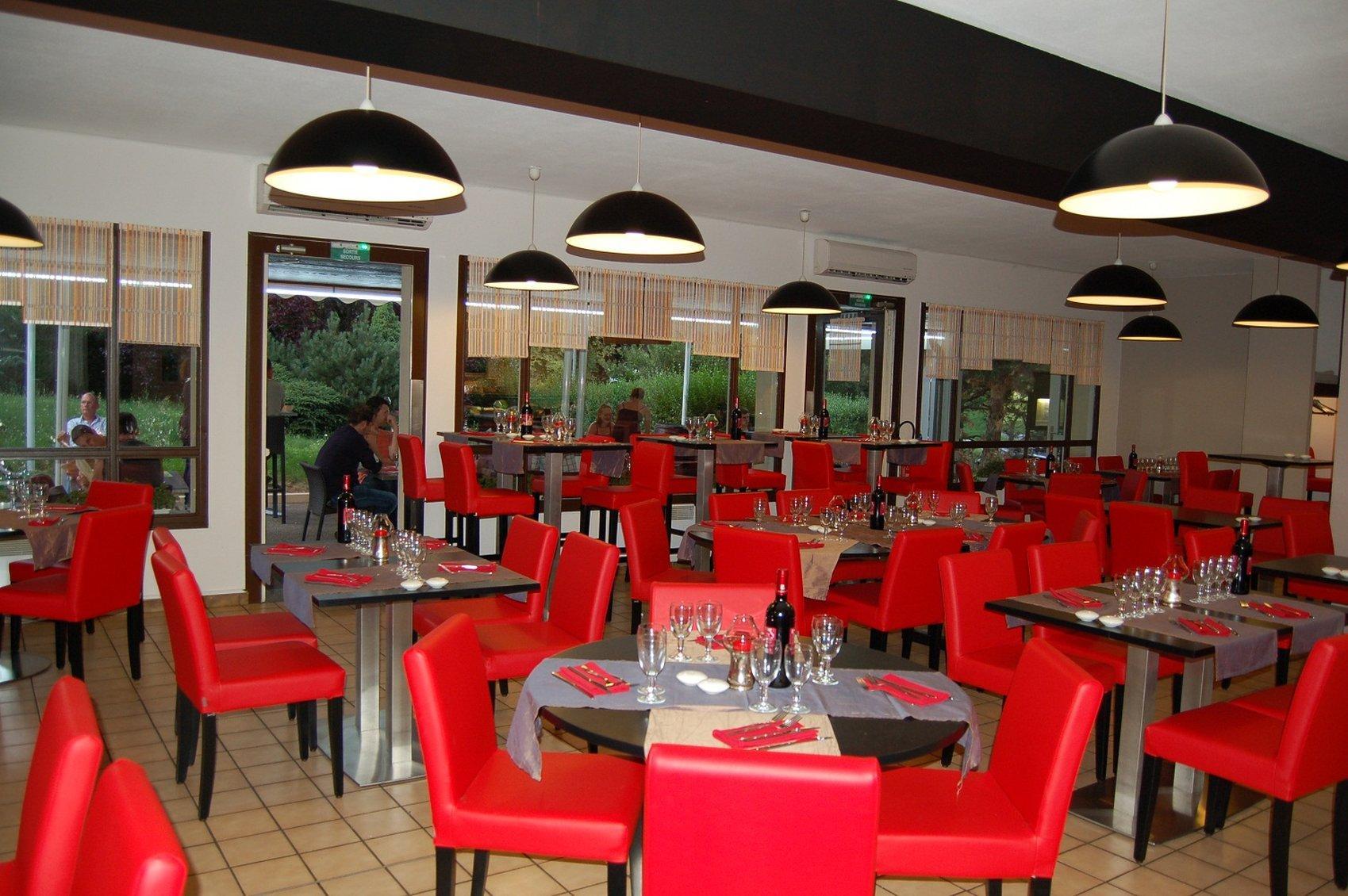 Logis Hotel Lons-Le-Saunier - Restaurant Le Grill Екстериор снимка