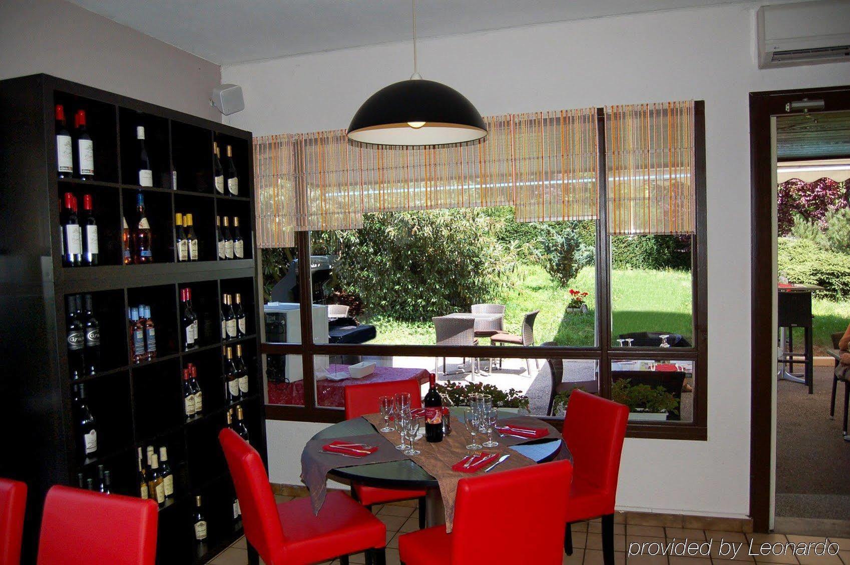 Logis Hotel Lons-Le-Saunier - Restaurant Le Grill Екстериор снимка
