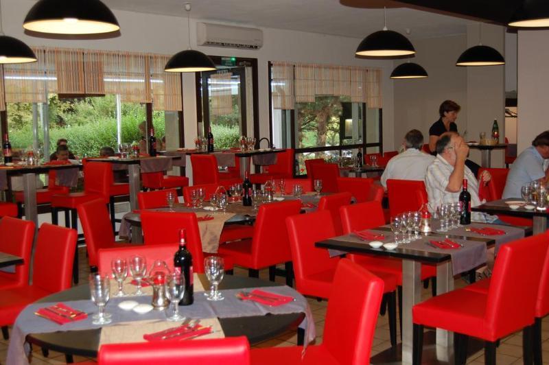 Logis Hotel Lons-Le-Saunier - Restaurant Le Grill Екстериор снимка