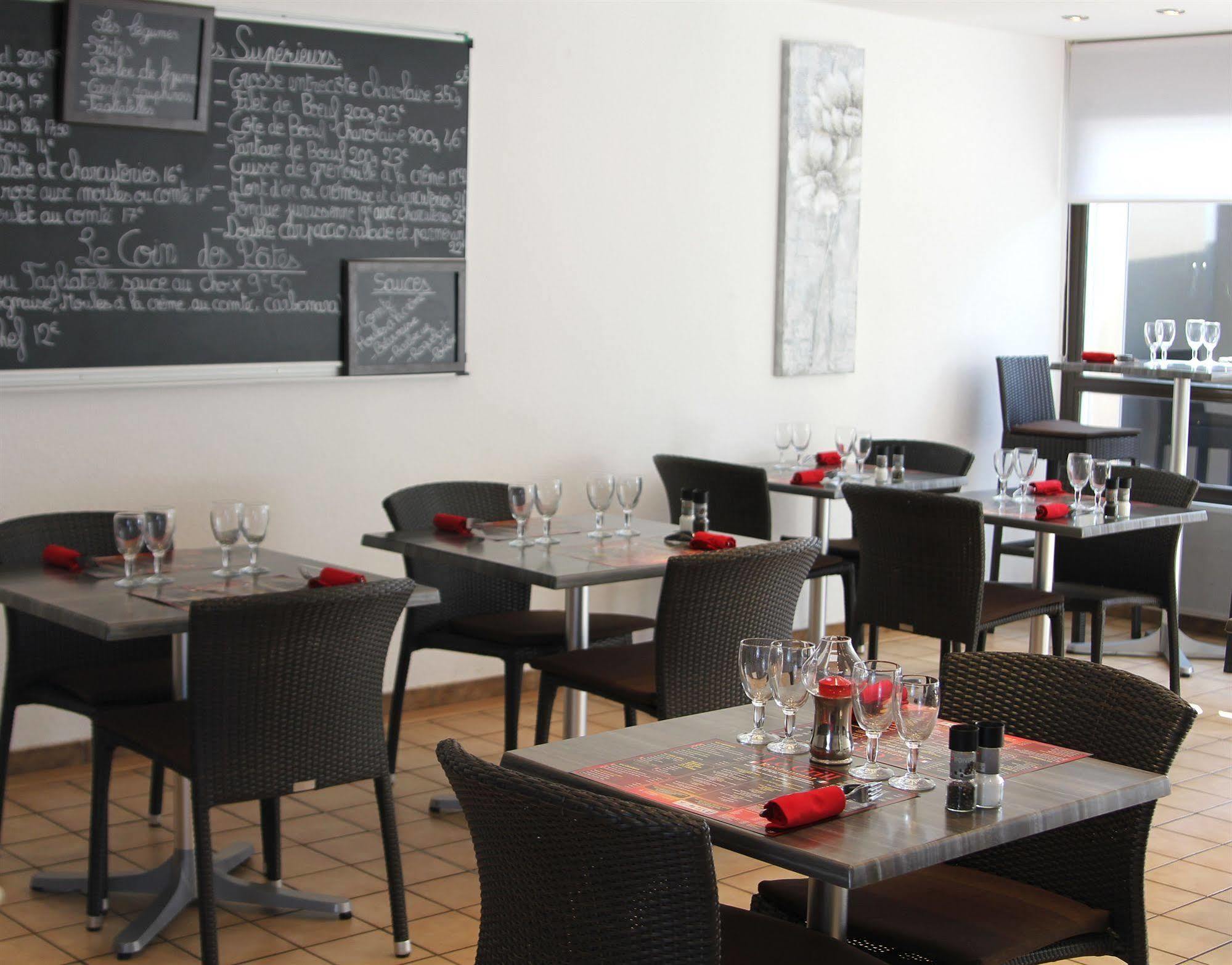 Logis Hotel Lons-Le-Saunier - Restaurant Le Grill Екстериор снимка