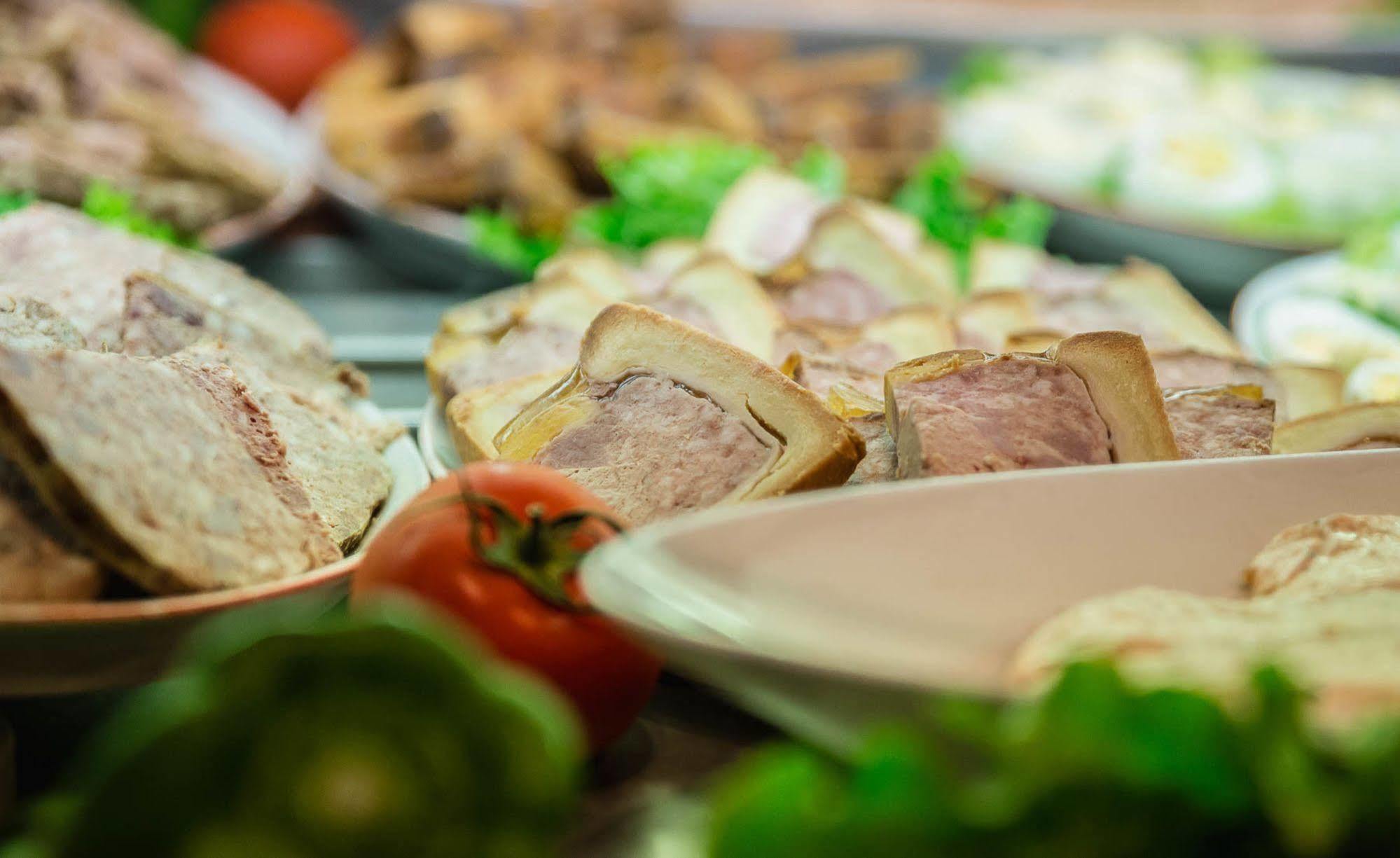 Logis Hotel Lons-Le-Saunier - Restaurant Le Grill Екстериор снимка