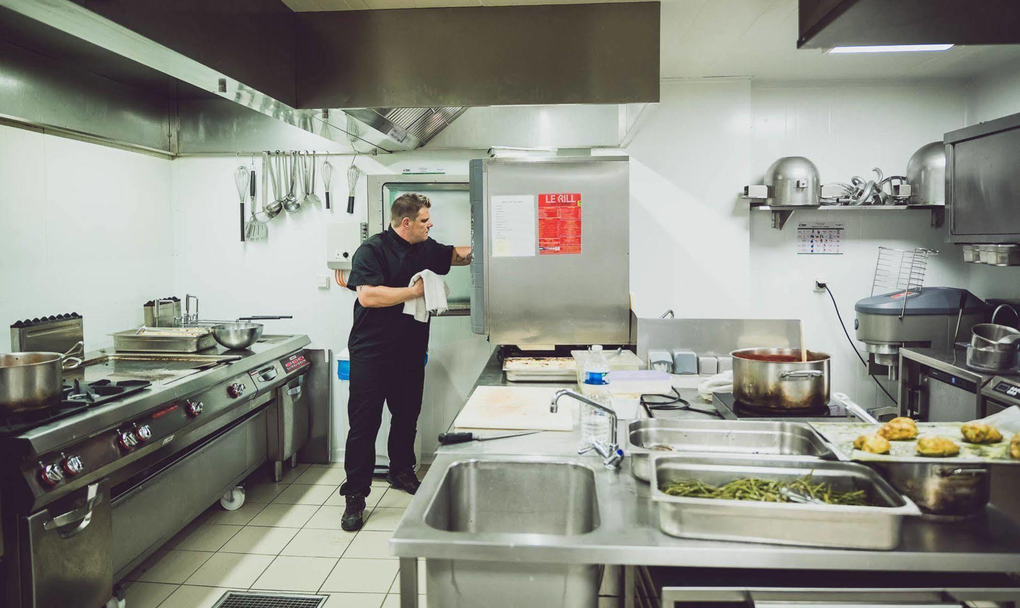 Logis Hotel Lons-Le-Saunier - Restaurant Le Grill Екстериор снимка