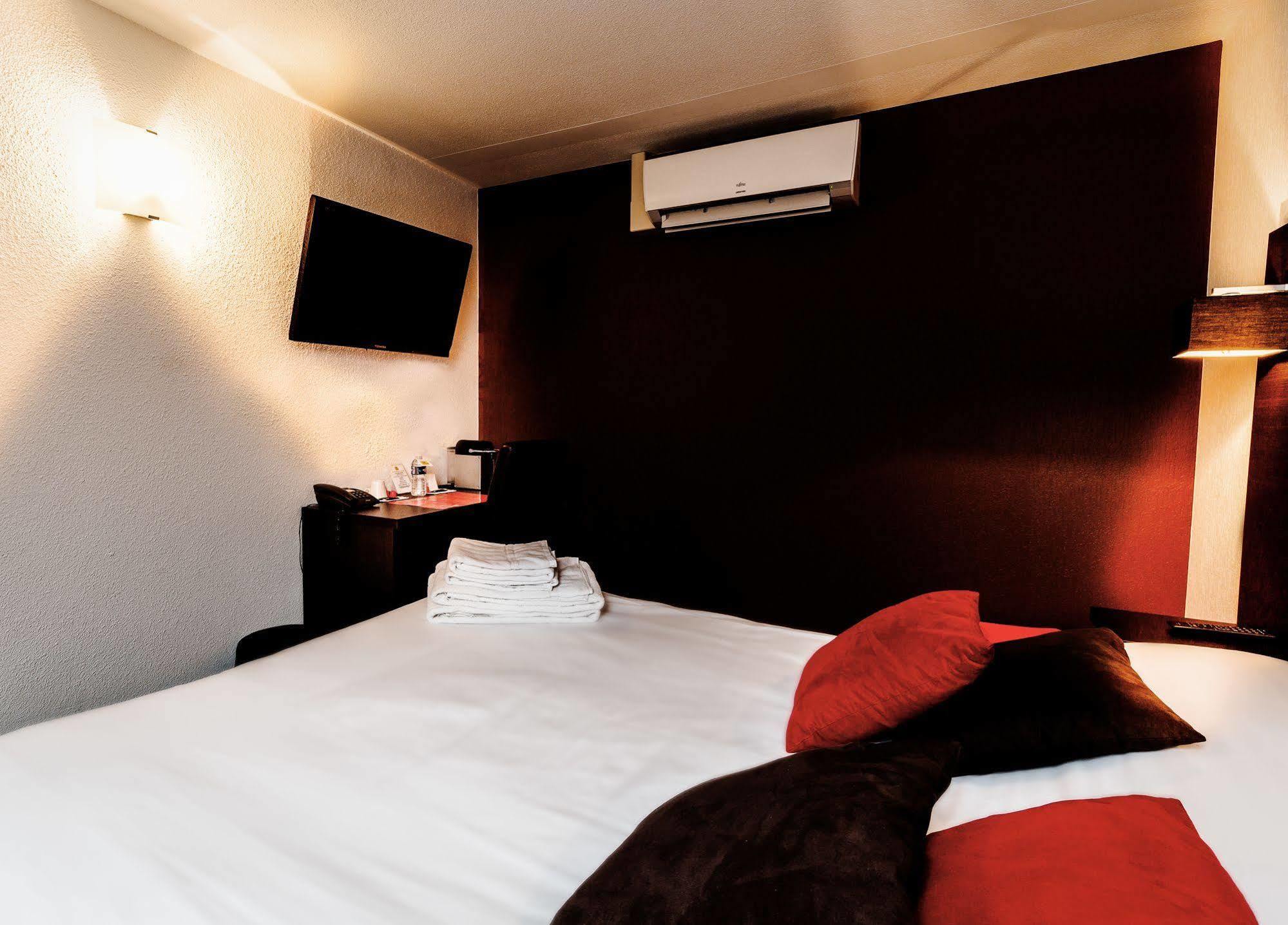 Logis Hotel Lons-Le-Saunier - Restaurant Le Grill Екстериор снимка