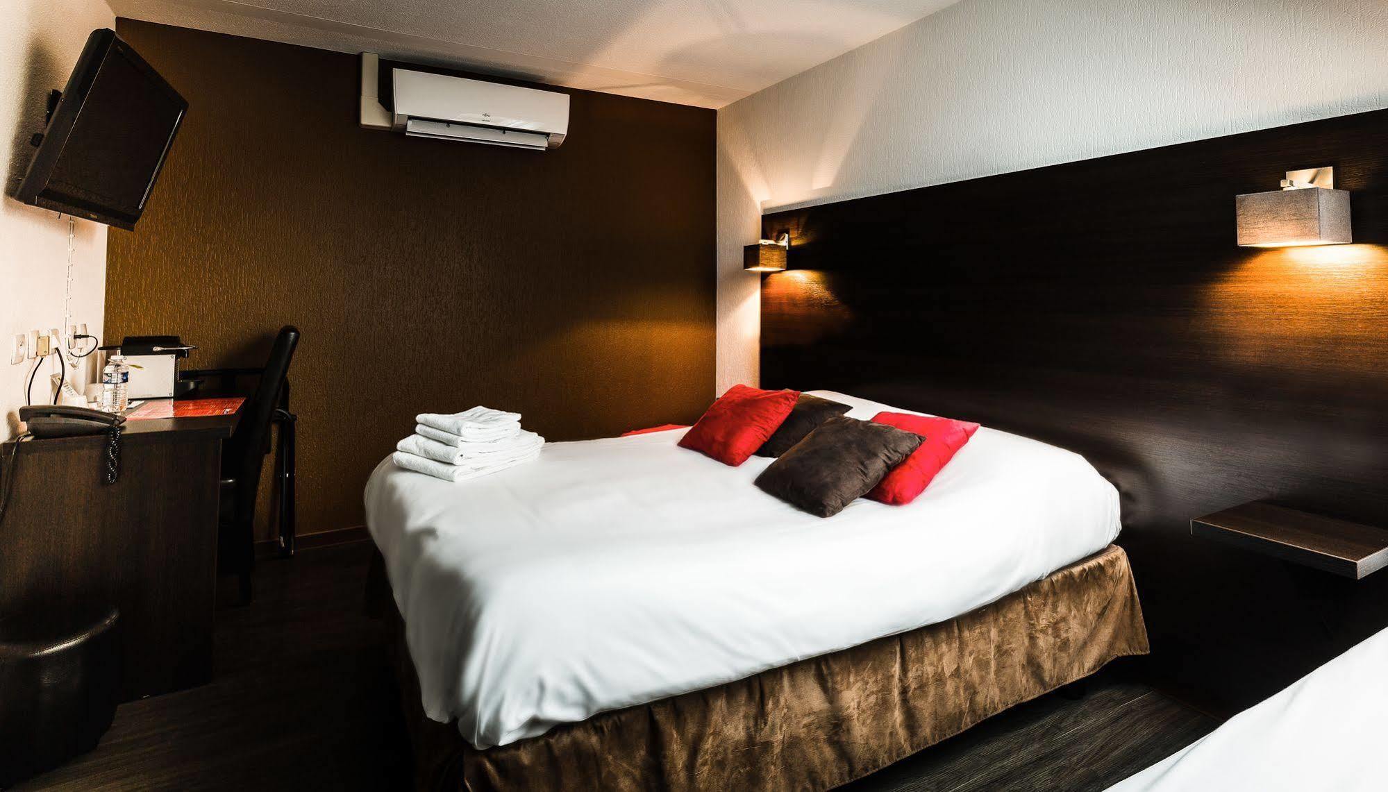 Logis Hotel Lons-Le-Saunier - Restaurant Le Grill Екстериор снимка